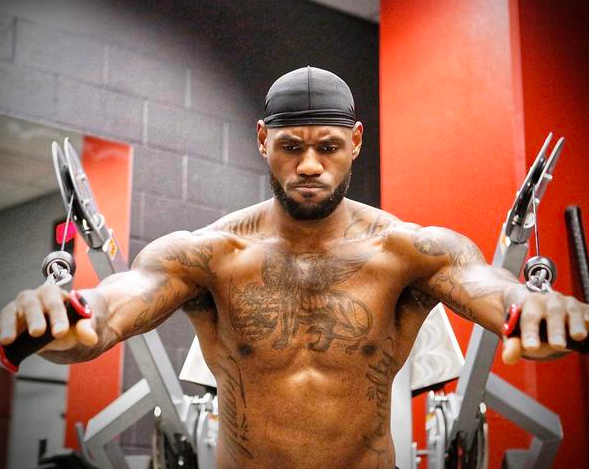 在人群中更 在人群中更